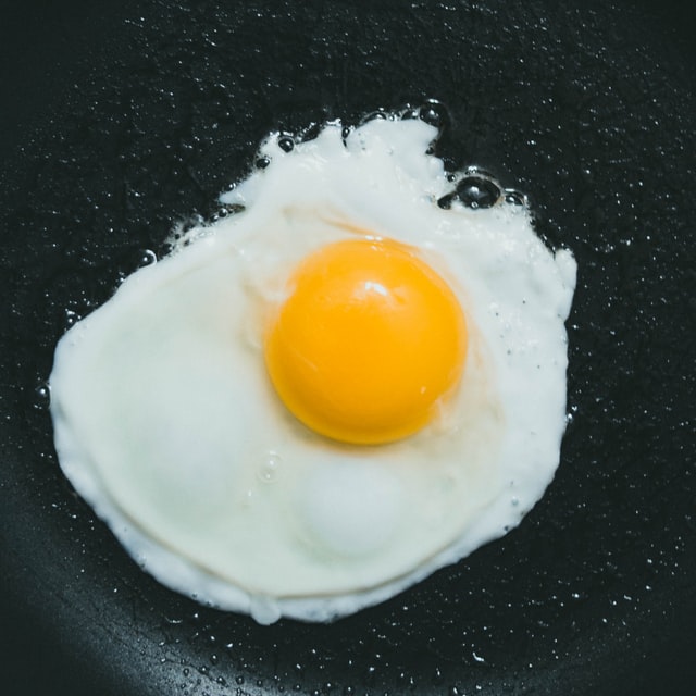 Biało w białku jajka, a białko w żółtku jaja